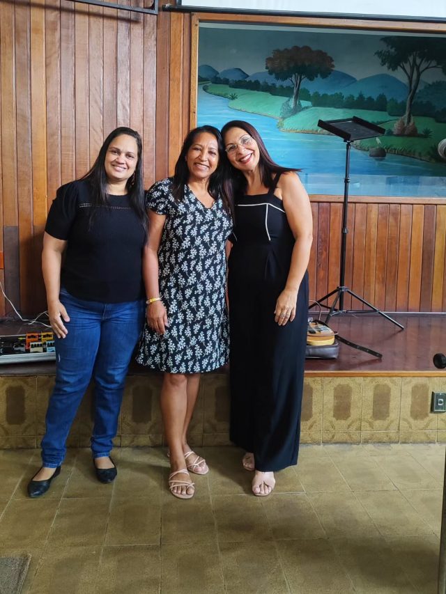 Um culto especial e cheio da presença de Deus! Hoje celebramos o Dia das Esposas de Pastores, mulheres virtuosas que dedicam suas vidas ao Reino, servindo com amor, força e fé. 💐✨ Tivemos momentos profundos de adoração e a ministração da Palavra com o Pr. @eliasmuniz, baseada em Provérbios 31:29-30, trazendo direção e edificação para nossas vidas. Gratidão a Deus por cada esposa de pastor, exemplos de coragem, fé e entrega. ❤️🙌 Hashtags: #cultodedomingo #adoração #esposadepastores #pibitauna