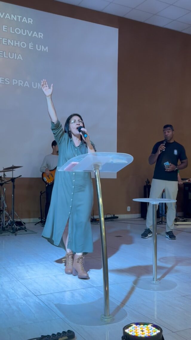Com as nossas crianças Quando adoramos com as nossas crianças, também somos enviados. Nesta noite, elevamos ao Senhor nossa gratidão e nossa devoção, reconhecendo que somente Ele é digno de toda honra e glória. Fomos lembrados de que a missão começa em casa, no cuidado, no ensino e no exemplo que oferecemos às nossas crianças, para que elas conheçam e amem a Jesus. Que a nossa adoração não termine com a última canção, mas continue em uma vida que anuncia Cristo, serve ao próximo e guia nossas crianças no caminho do Senhor. Adoramos. Vivemos a missão.
