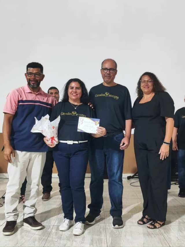 💍✨ Ontem vivemos um momento marcante na história da Primeira Igreja Batista de Itaúna!
Aconteceu a formatura da primeira turma do curso Casados para Sempre, ministrado segundo a metodologia da Universidade da Família.

O curso foi conduzido com excelência pelos professores Tiago Merenda e Priscila Carvalho, sempre orientados pelo ministro de família Flávio Alves e pelo nosso pastor Elias Muniz. 💙

Foram semanas de aprendizado, restauração, crescimento e, principalmente, de cuidado de Deus nos lares. 🏡❤️
Testemunhos poderosos marcaram essa jornada — casais renovados, alianças fortalecidas e corações transformados pela graça!

Louvamos a Deus por cada casal e por tudo o que Ele já fez (e ainda vai fazer) através desse ministério! 🙌

#casadosparasempre #universidadedafamilia #famíliasfortes #primeiraigrejabatistadeitaúna #deusemprimeirolugar #formaturacasais #casamentocomproposito