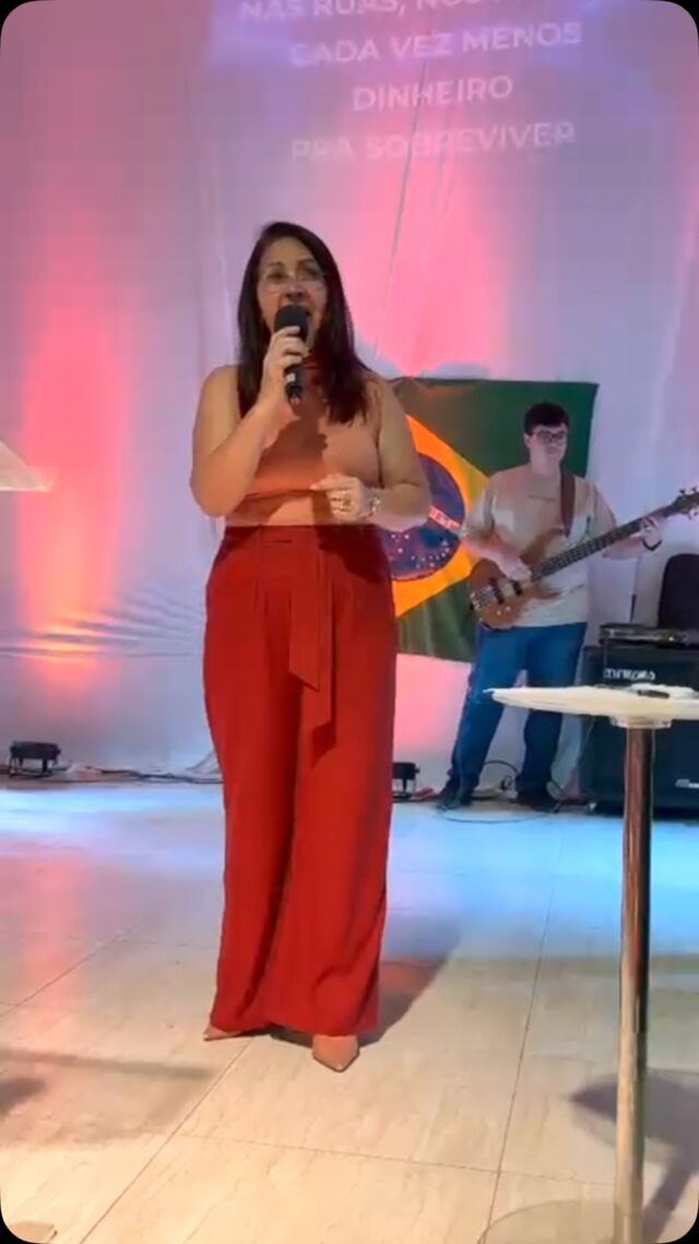 Brasil, olha pra cima! 🇧🇷 Existe uma esperança. Existe um Deus que continua cuidando de nós. Existe uma chance de recomeçar e de ser novamente feliz. Que a nossa esperança não esteja nas circunstâncias, mas naquele que pode transformar histórias, restaurar famílias e renovar corações. Que o Brasil olhe para cima e reconheça que a nossa verdadeira esperança vem do Senhor. “Bem-aventurada é a nação cujo Deus é o Senhor.” Salmos 33:12 #BrasilOlhaPraCima #Esperança #DeusÉNossaEsperança #Igreja #Brasil Fé