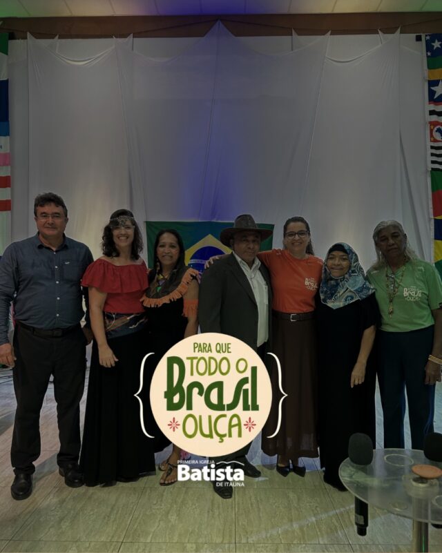 PARA QUE TODO O BRASIL OUÇA | MISSÕES NACIONAIS 2026 “E como ouvirão, se não há quem pregue? E como pregarão, se não forem enviados?” — Romanos 10:14-15 Uma voz pode alcançar uma pessoa. Uma igreja pode alcançar uma cidade. Mas quando o povo de Deus se levanta em missão, uma nação pode ouvir o Evangelho. Hoje lançamos a nossa Campanha de Missões Nacionais 2026 com uma convicção ardendo em nosso coração: não podemos nos calar. Há vidas esperando para ouvir. Há corações que precisam conhecer a esperança que só existe em Cristo. Há lugares onde o Evangelho precisa chegar. Por isso, respondemos como Isaías: “Eis-me aqui, Senhor. Envia-me a mim.” Vamos orar. Vamos contribuir. Vamos nos envolver. Vamos enviar e ser enviados. Até que todo o Brasil ouça. #MissõesNacionais2026 #ParaQueTodoOBrasilOuça #Missões #Evangelho #IgrejaEmMissão PIBdeItaúna